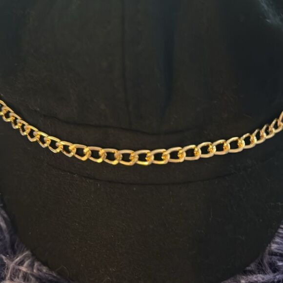 August Hat Co Women's Black Wool Lightweight Newsboy Cap with Chain Detail - Picture 4 of 10